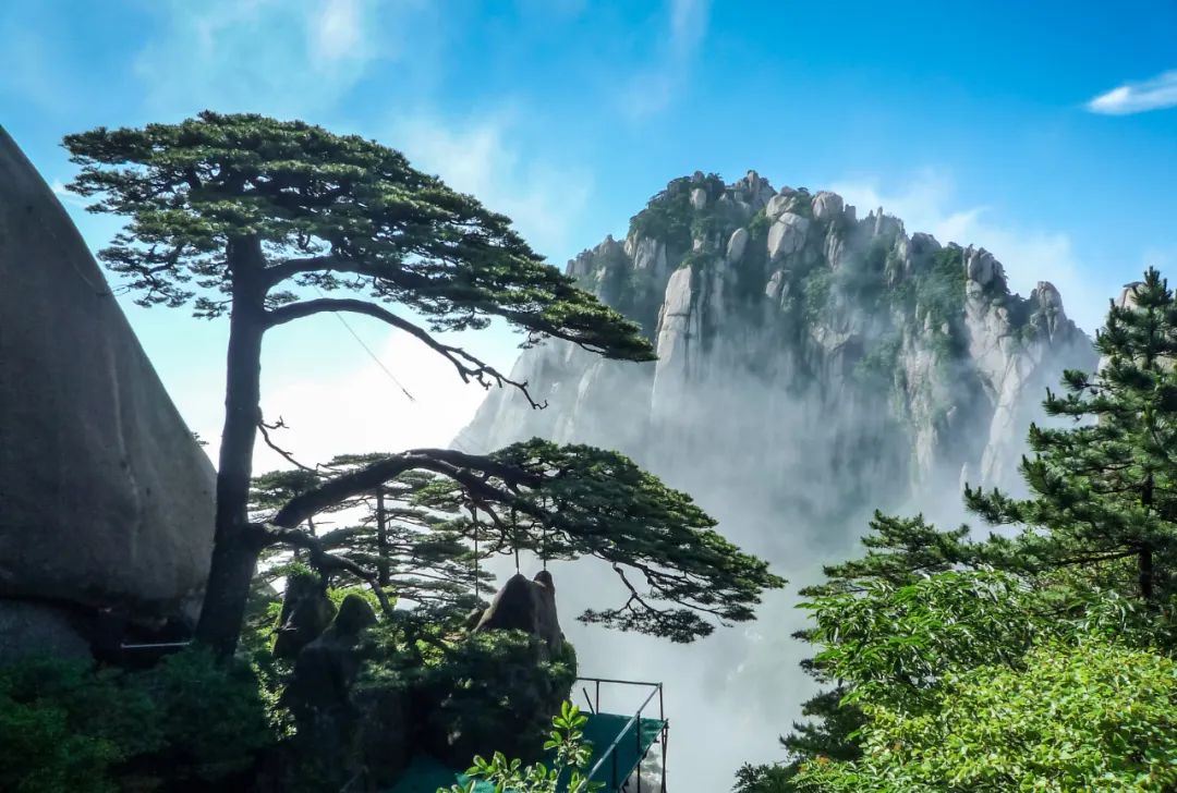 一路游玩成都、九寨沟、黄龙、稻城亚丁、峨眉山、乐山大佛等出名的景点。