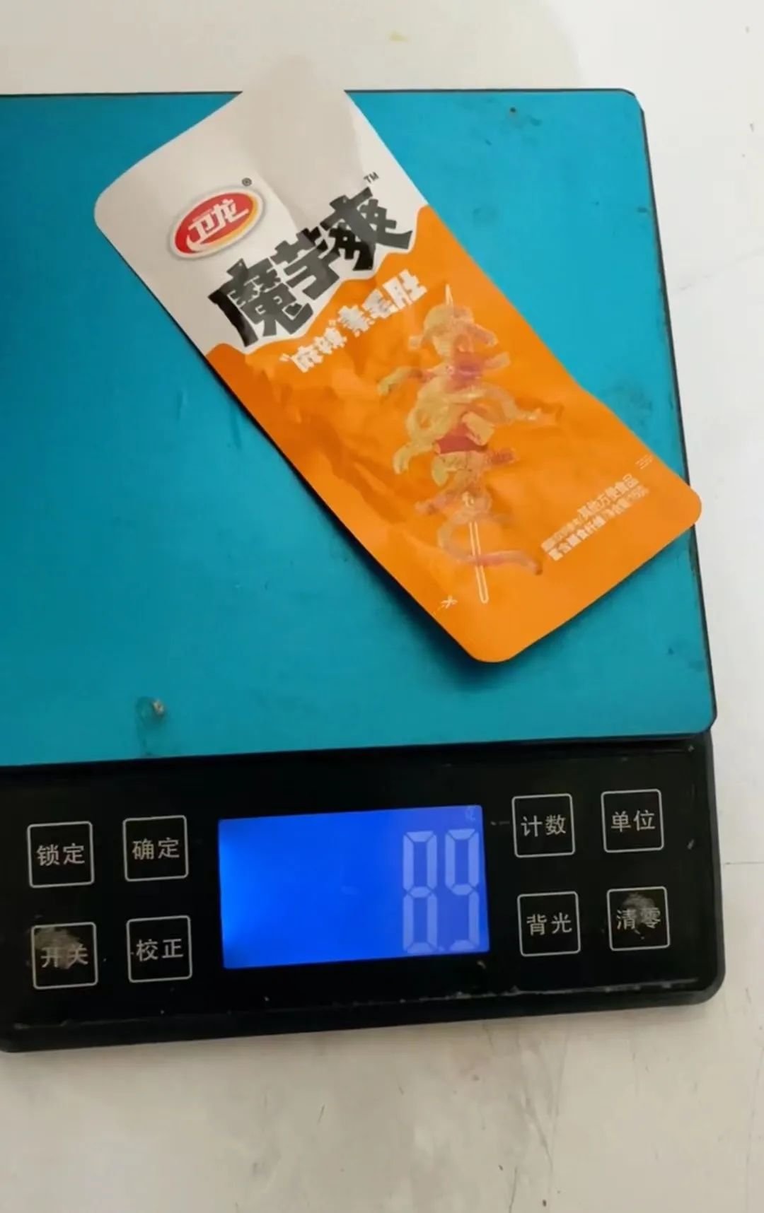 卫龙魔芋爽短斤少两引争议：承诺退一赔三，全面自查产品质量