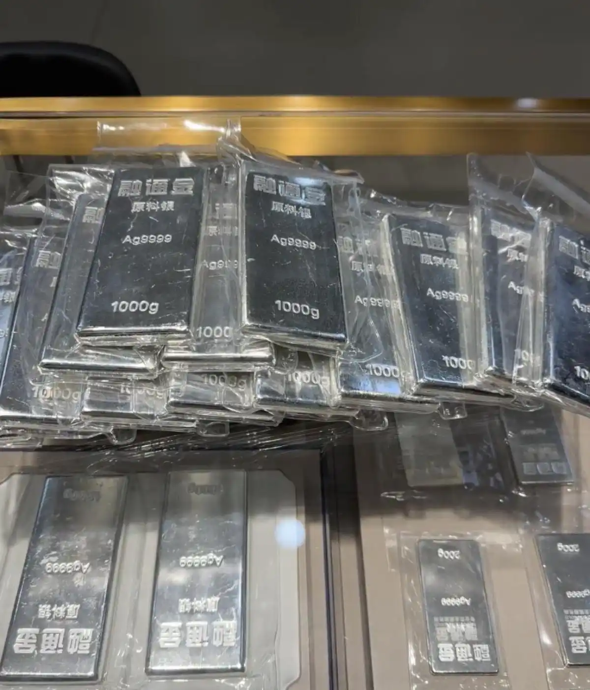 银价疯涨冲上11年来新高，郑州商家直呼行情夸张：“一周三涨，不敢囤货！”